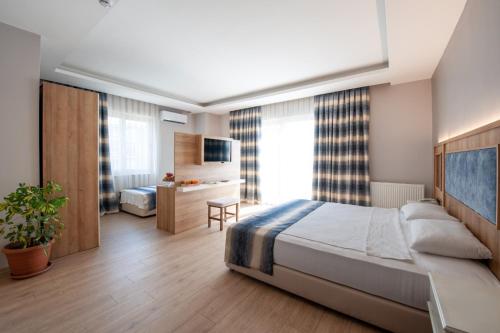 a bedroom with a large bed in a room at ADIYAMAN PARK HOTEL in Adıyaman