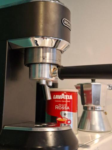 a mixer sitting on top of a counter at Apartament Na Rynku in Bytom