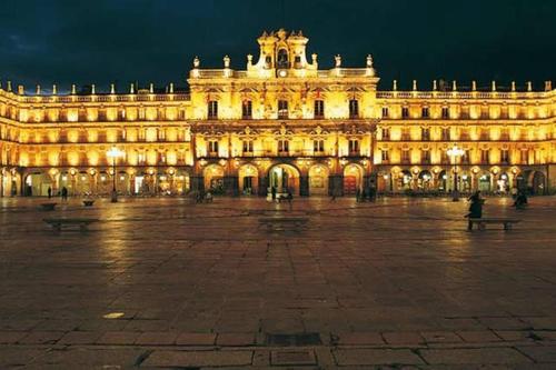 a large building is lit up at night at La Casona del Tormes in Almenara de Tormes