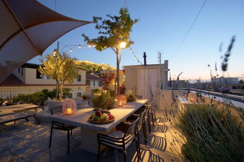 The Marble Suites, PLAKA