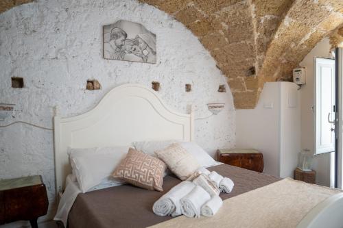 a bedroom with a bed with towels on it at Ercole B&B in Ugento