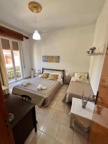 a bedroom with two beds and a table at Appartamenti la terrazza in Pachino