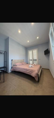 a large bed in a room with a window at THE PORT Guest Rooms in San Ferdinando