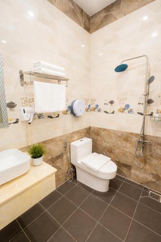 a bathroom with a toilet and a sink and a shower at Lien's 2 Hotel Dalat in Da Lat