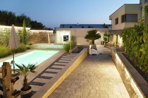 a backyard with a swimming pool and a house at Ferienwohnung Königshofer in Neusiedl am See