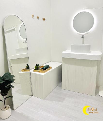 a white bathroom with a sink and a mirror at Seoul House นครสวรรค์ in Sathani Pak Nam Pho