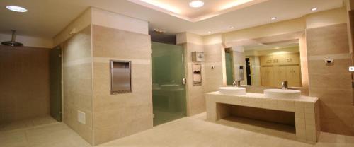 マルベーリャにあるMarbella Luxury Penthouseの広いバスルーム(シンク2台、シャワー付)