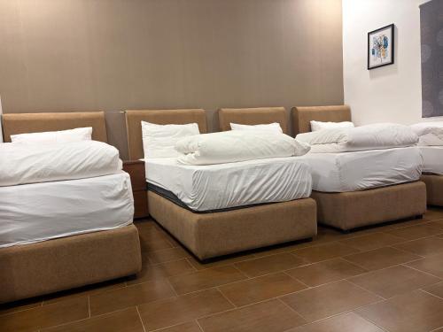 three beds are lined up in a room at فيلا المنزل in Mecca