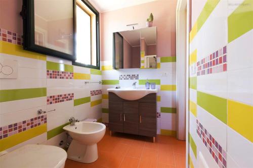 a bathroom with a sink and a toilet at Villetta Dote in Casarano