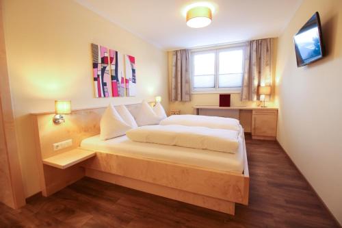a bedroom with a large bed in a room at Gasthof Post in Rennweg