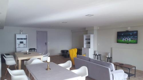 a living room with couches and tables and a tv at Sierra Nevada Rent in Sierra Nevada