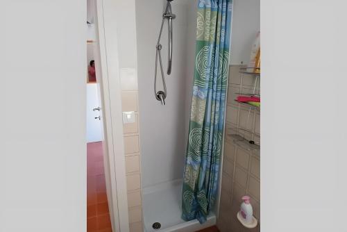 a shower in a bathroom with a shower curtain at Casa al Mare Ingresso Indipendente in Casalbordino