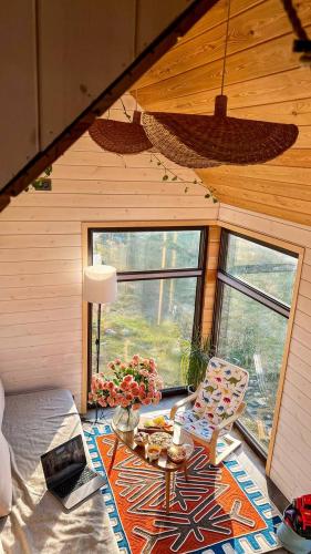 a room with a table and a chair in a cabin at Коворкинг-резорт ololoAkJol in Koshkolʼ