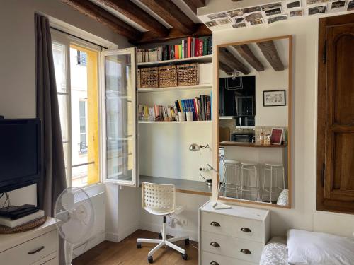 Emily In Paris Cosy Studio