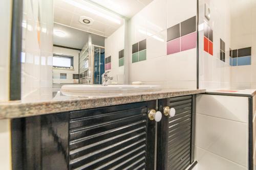 a bathroom with a sink and a mirror at Villa Praia e Floresta in Aroeira