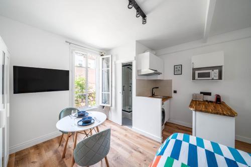 New Paris Studio Rue Roger #2 - all bills included - direct train from CDG airport