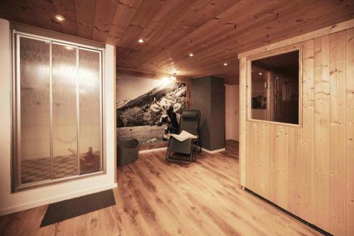 ein Zimmer mit einem großen Fenster und einem Tisch darin in der Unterkunft Golf & Ski Chalet in Mittersill