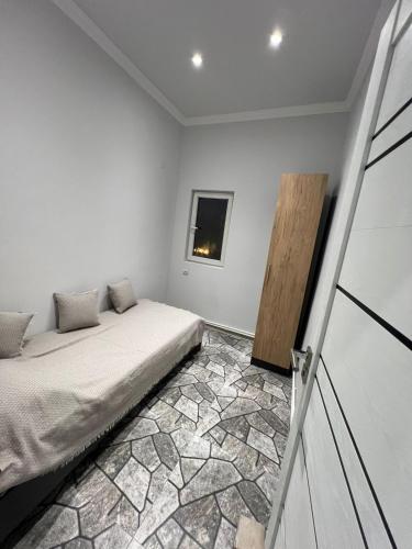 a white room with a bed and a window at Ohanavan Garden Guesthouse in Oganavan