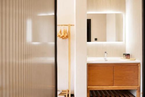a bathroom with a sink and a mirror at Houshan Park House in Narat