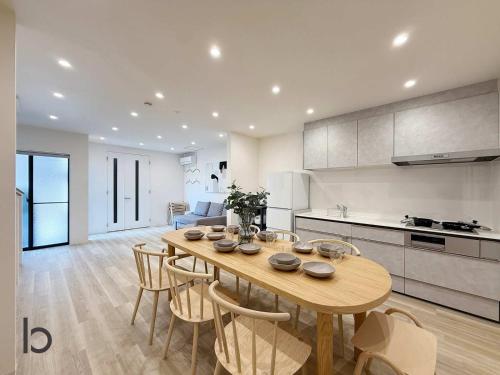 b hotel EIGHT VILLA KAMINOBORI - Free Parking New Entire 3BR House in Quiet Area