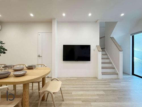 b hotel EIGHT VILLA KAMINOBORI - Free Parking New Entire 3BR House in Quiet Area