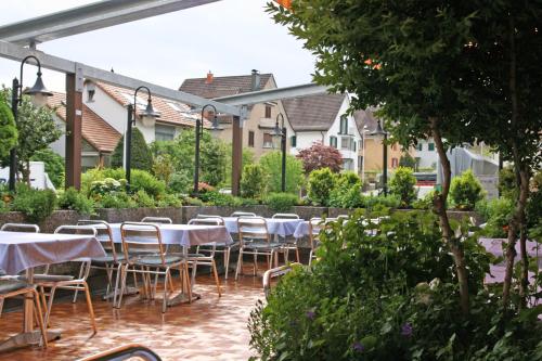 una fila de mesas y sillas en un jardín en Hotel Glärnisch Hof, en Horgen