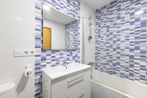 a bathroom with a sink and a mirror at Apartamento familiar acogedor in Ordes
