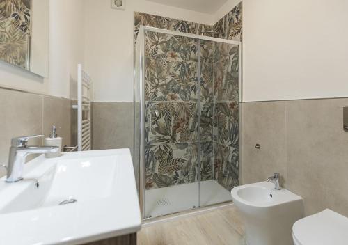 a bathroom with a shower and a sink and a toilet at Sansone Sul Mare Appartamenti in Portoferraio