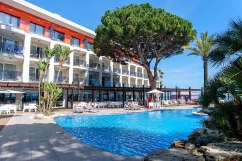 a swimming pool in front of a hotel at Estival Centurión Playa in Cambrils
