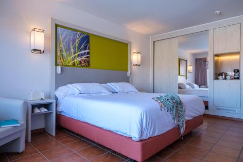 Oassium Hotel - Adults Only — Photo of the whole room