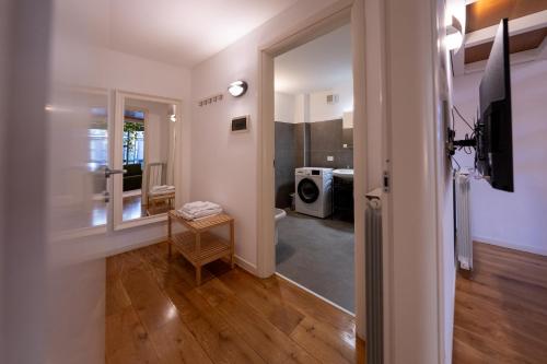 a room with a hallway with a kitchen and a bathroom at La Maison del Capestrano in Milan