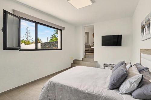 a bedroom with a bed and a window at Apartamento Guada in Tao