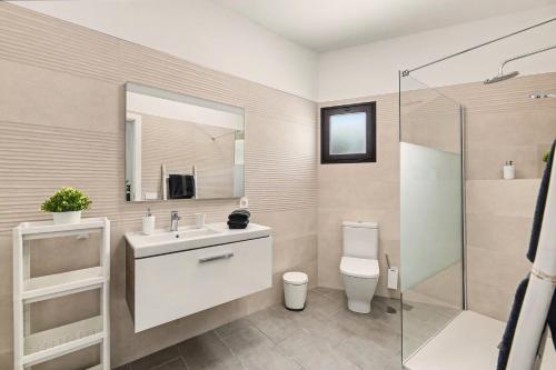 a bathroom with a sink and a toilet and a shower at Apartamento Guada in Tao