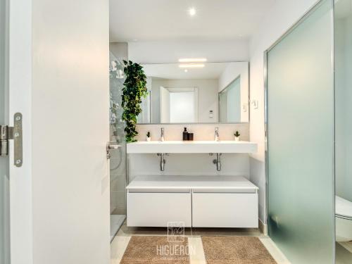 HigueronRentals Sunny Sea View Retreat