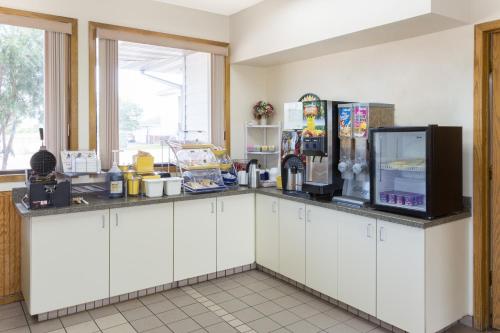 una cucina con bancone, frigorifero e finestra di Days Inn by Wyndham Paxton a Paxton