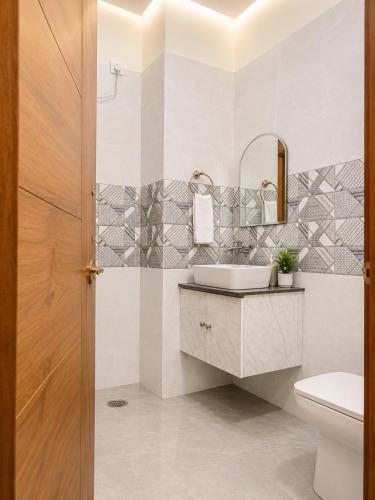 ein Badezimmer mit Waschbecken und Toilette in der Unterkunft Hotel Woodlark Square Zirakpur Chandigarh # Family Hotel # Property of the Year in Chandīgarh