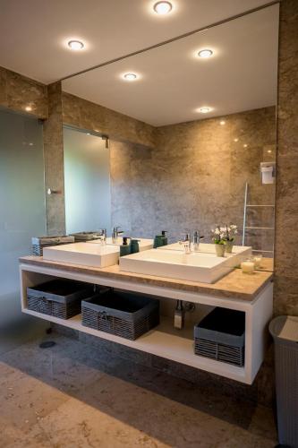 a bathroom with two sinks and a large mirror at Quinta Tapada do Vale in Vila Meã
