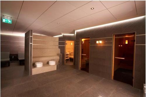 a lobby with a room with a toilet in it at Ons Boshuys C18 in Garderen