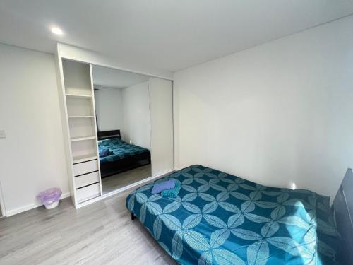 a bedroom with a bed and a mirror at Spacious Queen Room - Train Station - NG5 in Guildford