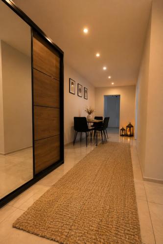 a hallway with a sliding door with a table and chairs at Apartament w Centrum Prudnika in Prudnik