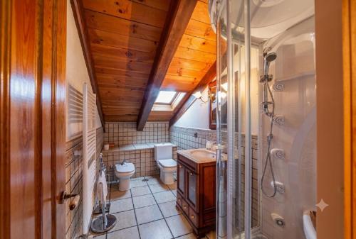 a bathroom with a toilet and a sink and a shower at Casa de las Paneras in Benavente