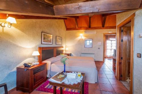 a bedroom with a bed and a table in a room at Casa de las Paneras in Benavente