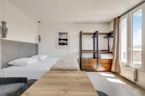 a bedroom with a bed and a window at Modern Studio 3P - Aubervilliers in Aubervilliers