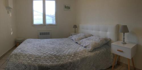 a bedroom with a bed and a window at Maisonnette à Coulon in Coulon
