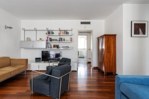 Salasco 40 - Trilocale in Porta Romana con garage