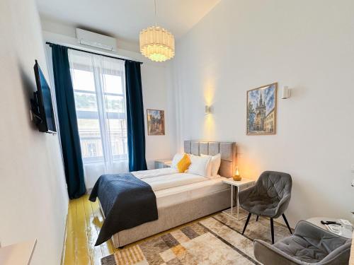 a bedroom with a bed and a chair and a window at Pensiunea Gasthaus Alte Post in Sighişoara