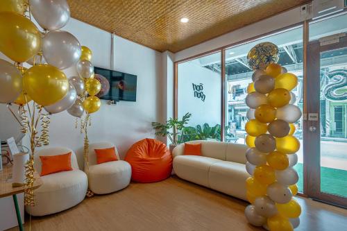 a living room with balloons and a couch at Haonorn Hostel in Thong Sala