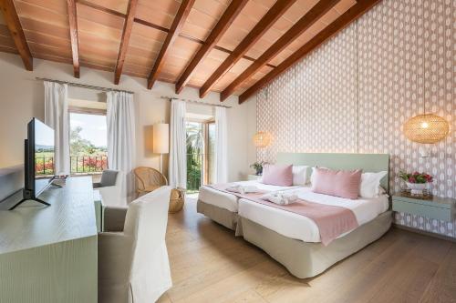 a bedroom with a large bed with pink pillows at Hotel Sa Franquesa Nova in Vilafranca de Bonany