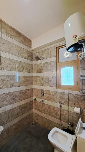 a bathroom with a toilet and a sink at Himalayan Hideaway Homestay in Kasol