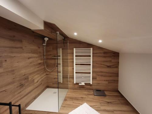 ein Badezimmer mit Dusche mit Glastür in der Unterkunft Waldglanz Loft in Freyung